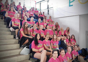 Uczennice Tischnerówki na hali sportowej