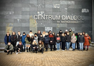 zdjęcie zbiorowe klasa 1d klasa 2SA i nauczyciele przed Centrum Dialogu