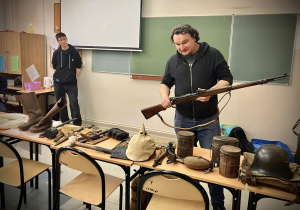 Pan Piotr Wojtasik prezentuje budowę karabinu Mauser