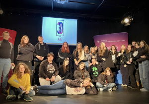 Klasa 1D z wychowawcą zdjęcie zbiorowe na koferencji