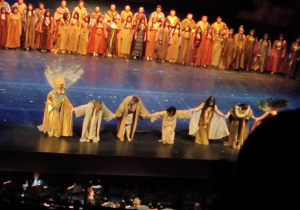 Uczniowie na spektaklu w Teatrze Wielkim