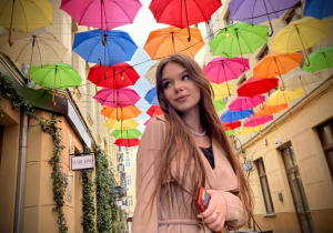 Portret uczennicy pod kolorowymi parasolkami w powórku przy ulicy Piotrkowskiej 120