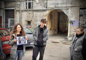 Przewodnik pokazuje stare zdjęcie w powórku przy Piotrkowskiej 36 38