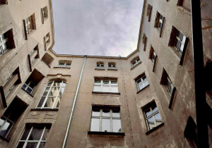 Typowe podwórko studia