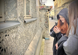 Uczennice robią zdjęcie w podwórku Pasaż Róży