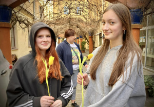 Uczennice w podwórku dawnego teatru Victoria przy Piotrkowskiej 67