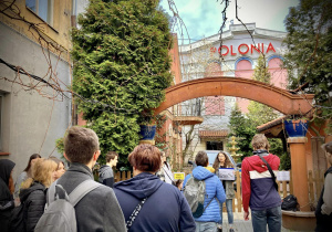 Uczniowie na podwórku przy Piotrkowskiej 67 w tle dawne kino Polonia