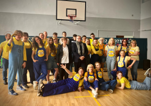 Aktorzy przedstawienia Minionki zdjęcie grupowe na sali gimnastycznej