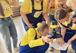 Minionki planują trzymając w ręku układ planet