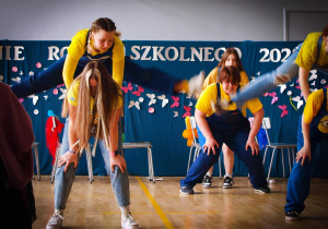 Minionki tańczą na scenie