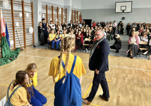 Pan dyrektor Gru rozmawia z minionkami na scenie