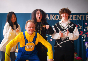 Pan profesor Darek Szot z uczniami w przebraniu Minionka