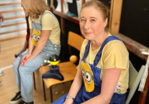Pani profesor Urszula Laskarys w przebraniu minionka siedzi za kulisami