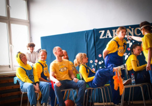 Scena lekcji w przedstawieniu minionki siedzą w ławkach