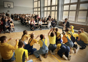 Scena podczas której minionki błagają panią dyrktor Lucy Wild o dobre oceny