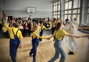 Taniec uczniów i nauczycieli w przebraniu Minionków
