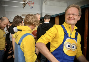 Uśmiechniety pan profesor Dariusz Szot za kulisami
