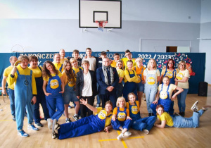 Zdjęcie grupowe aktorów przebranych za minionki