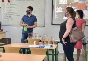 Goście w sali chemicznej