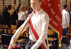 uczeń z pocztu sztandarowego powraca z frontu liceum