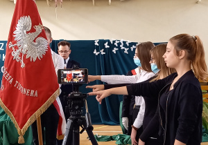 uczennice klas pierwszych jako uczniowie wyróżnieni do ślubowania przed sztandarem liceum