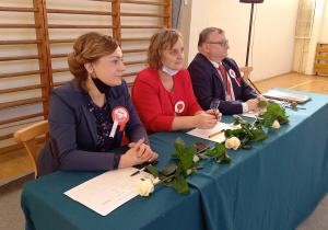 Jury konkursu Pani Anna Lewandowska, Pani Dyrektor Katarzyna Mielech, Pan Wicedyrektor Krzysztof Jurek