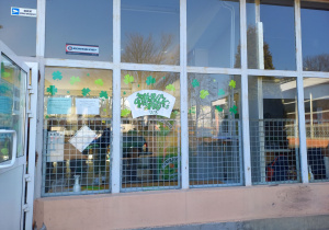 plakat przy wejściu do szkoły