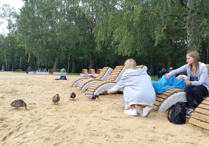 Ola i Maja karmią kaczki