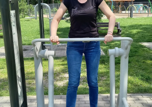 Pani Patrycja Tylak na siłowni pod chmurką