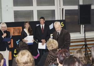 Dyrektor szkoły Jolanta Swiryd wraz z gościem honorowym i uczennica liceum