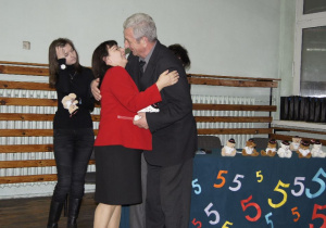 Kazimierz Tischner wręcza podziękowanie Ewie Sztombce