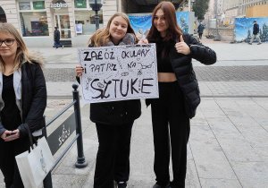 uczennice na ul. Piotrkowskiej prezentujące własne prace