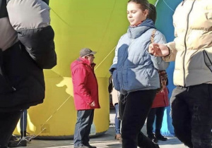 Uczniowie klasy 4M tańczą poloneza na ulicy Piotrkowskiej