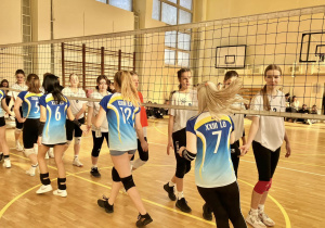 Zawodniczki 23 liceum dziękują za wspólny mecz zawodniczkom z 21 liceum