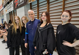 Uczniowie kibicują podczas rozgrywek