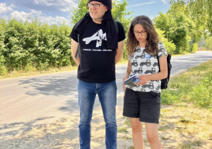 Nauczycielka Tischnerówki z pracownikiem IPN