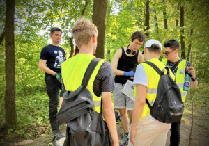 Uczniowie na punkcie rozwiązują zadanie archeologiczne