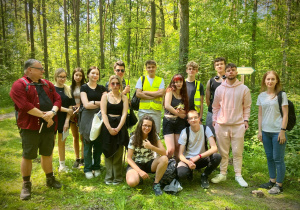 Zdjęcie grupowe uczestników rajdu z nauczycielami
