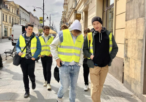 Uczniowie idą ulicą Piotrkowską