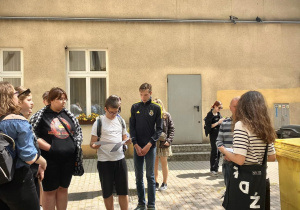 Uczniowie oglądaja instalację Sąsiedzkie wifi na ulicy Traugutta