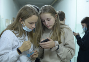 Uczniowie rozwiązują zadania