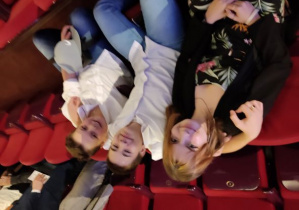 Uczniowie na widowni Teatru Wielkiego