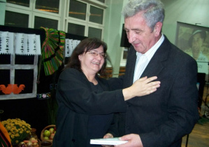 Kazimierz Tischner wręcza książkę Ewie Sztombce